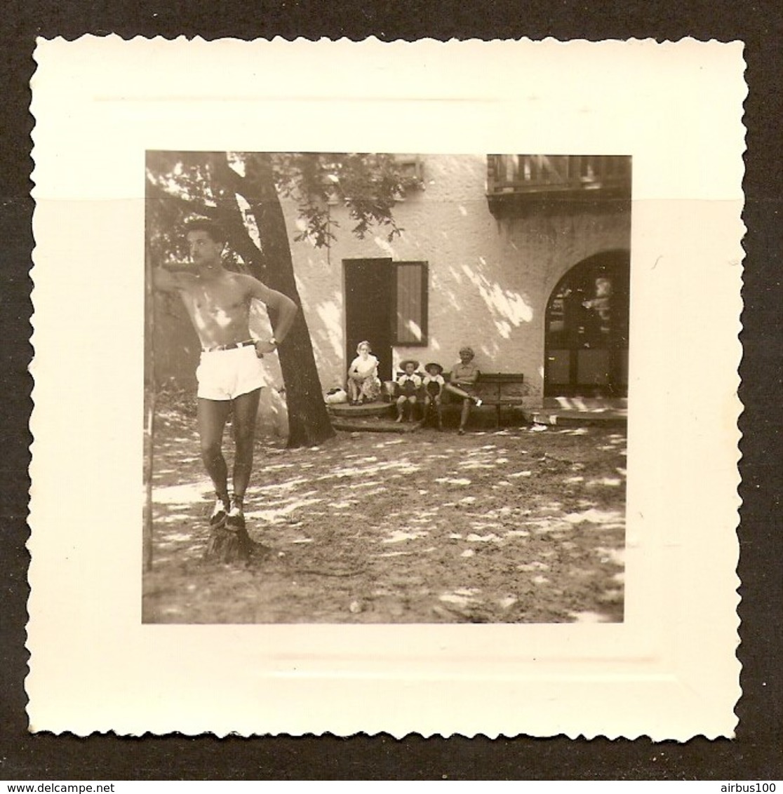 PHOTO ORIGINALE MAI 1952 - HOMME En SHORT TORSE NU - ZOOM - Anonyme Personen