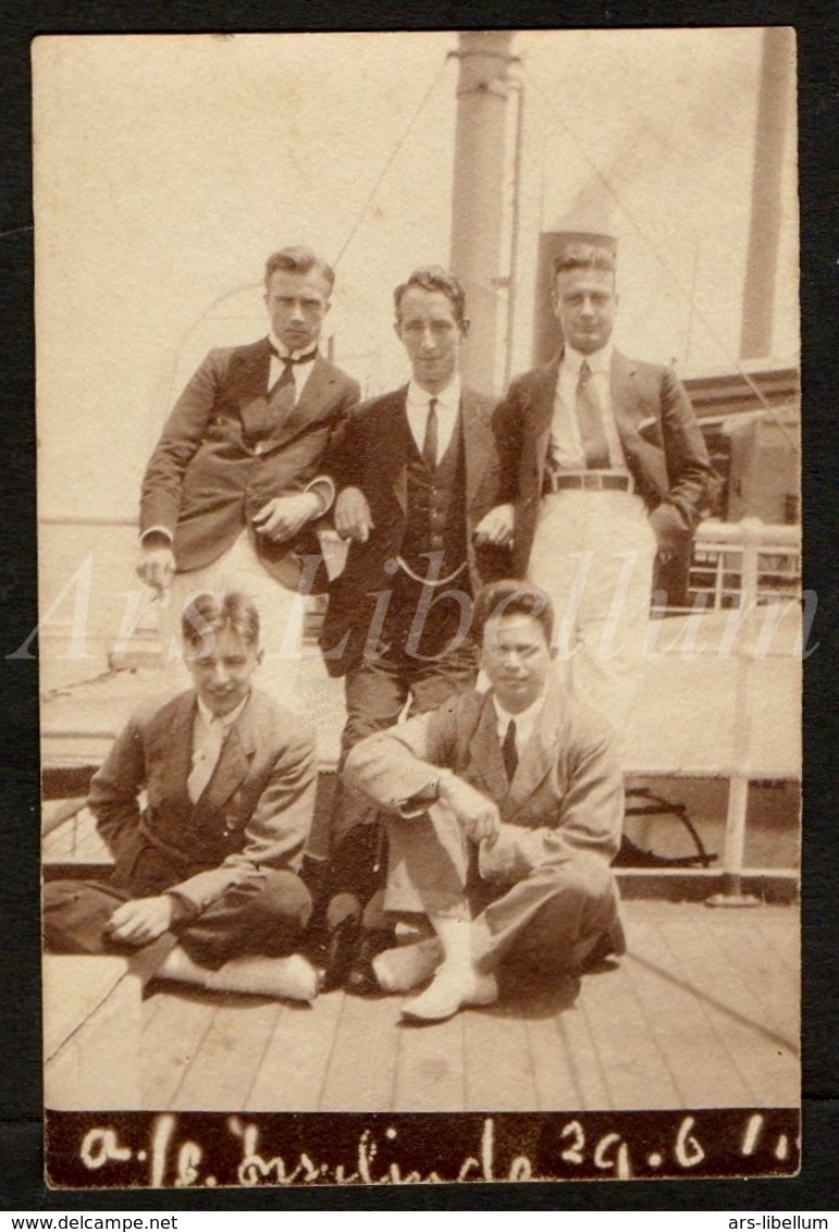 Photo Ancien / Foto / Gay Interest / Handsome Men / Beaux Hommes / On A Ship / Sur Un Bateau / Size: 5.50 X 8.40 Cm. - Personnes Anonymes