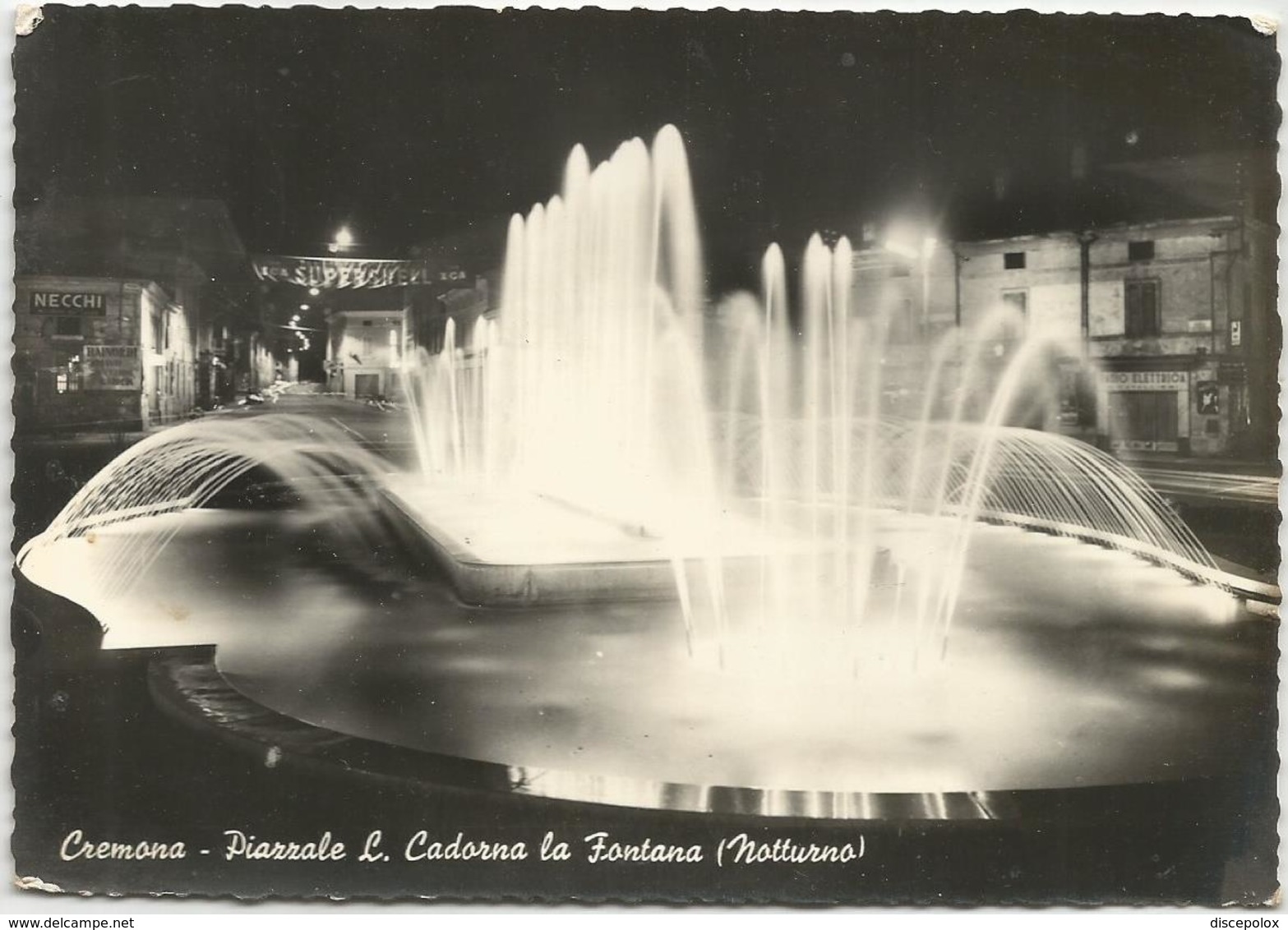 V4154 Cremona - Piazzale Cadorna - La Fontana - Notturno Notte Nuit Night Nacht Noche / Viaggiata 1958 - Cremona