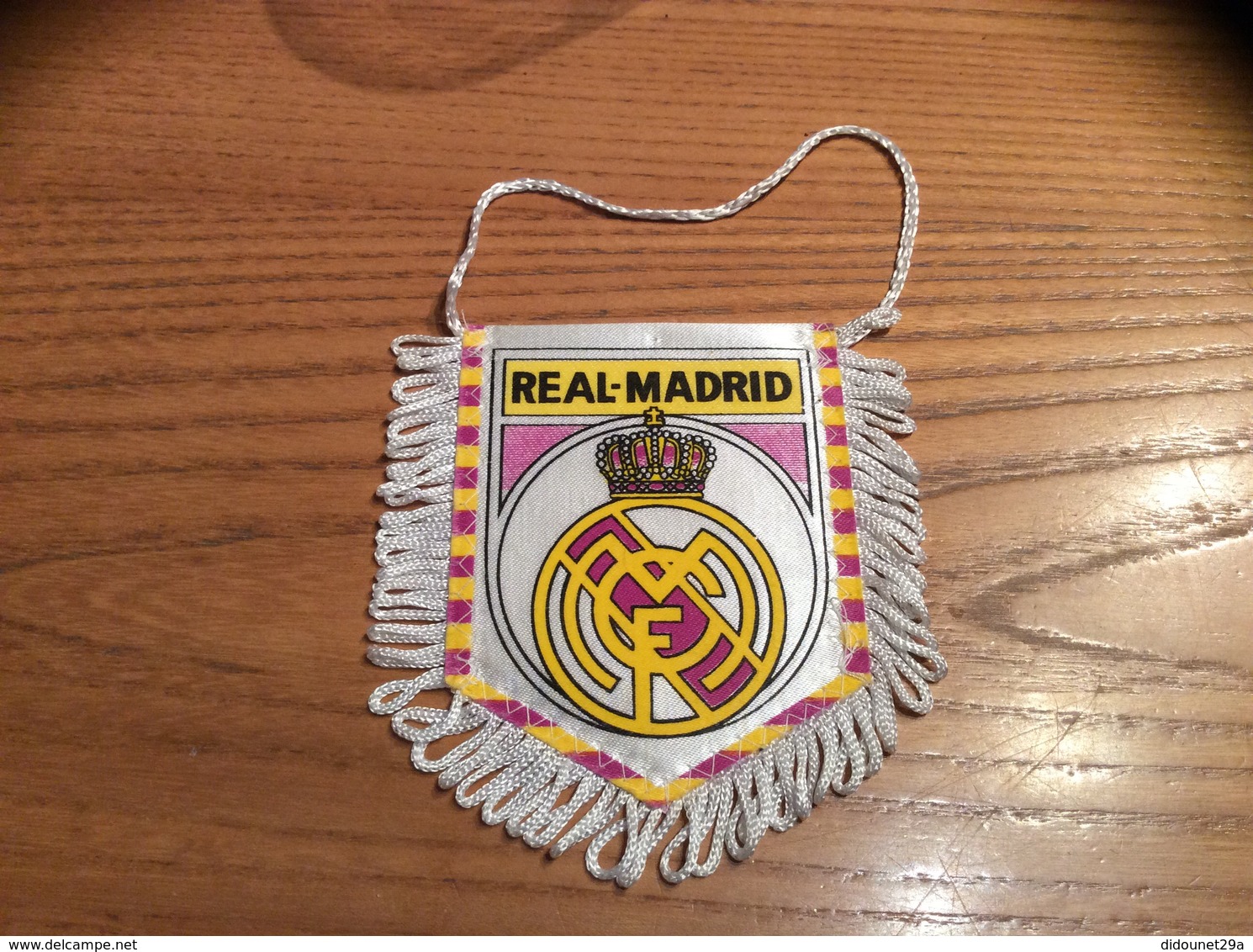 Fanion Football * «REAL MADRID» (Espagne) - Habillement, Souvenirs & Autres