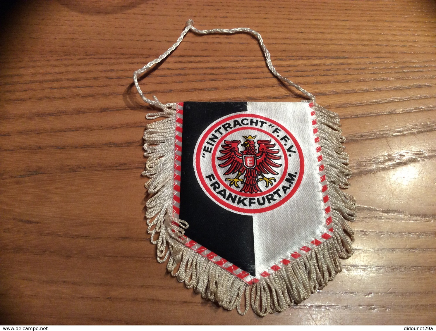 Fanion Football «EINTRACHT FFV FRANKFURT AM» (Allemagne, Aigle) - Habillement, Souvenirs & Autres