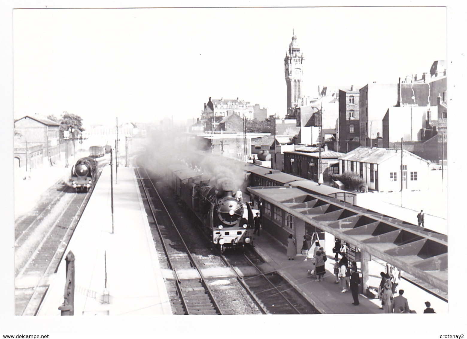 62 Calais Ville PHOTO Originale Train 2 Locomotives à Vapeur SNCF En Gare Le 13 Septembre 1953 Voir DOS - Treinen