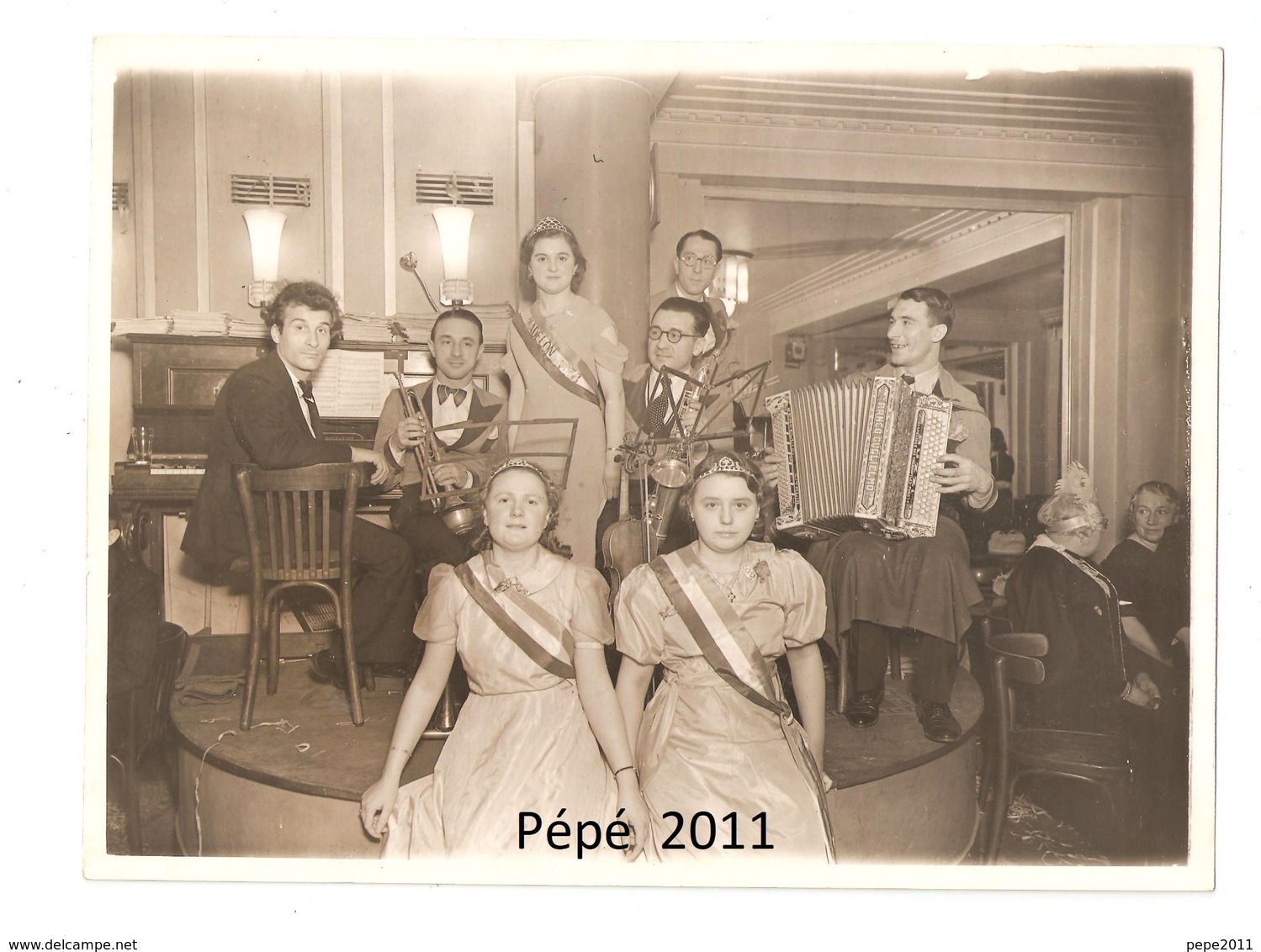 Photo 92 BOULOGNE BILLANCOURT Fête Amicale Combattants Musiciens Instruments Jeunes Femmes Madelon ( Reine ) 1938 - Places