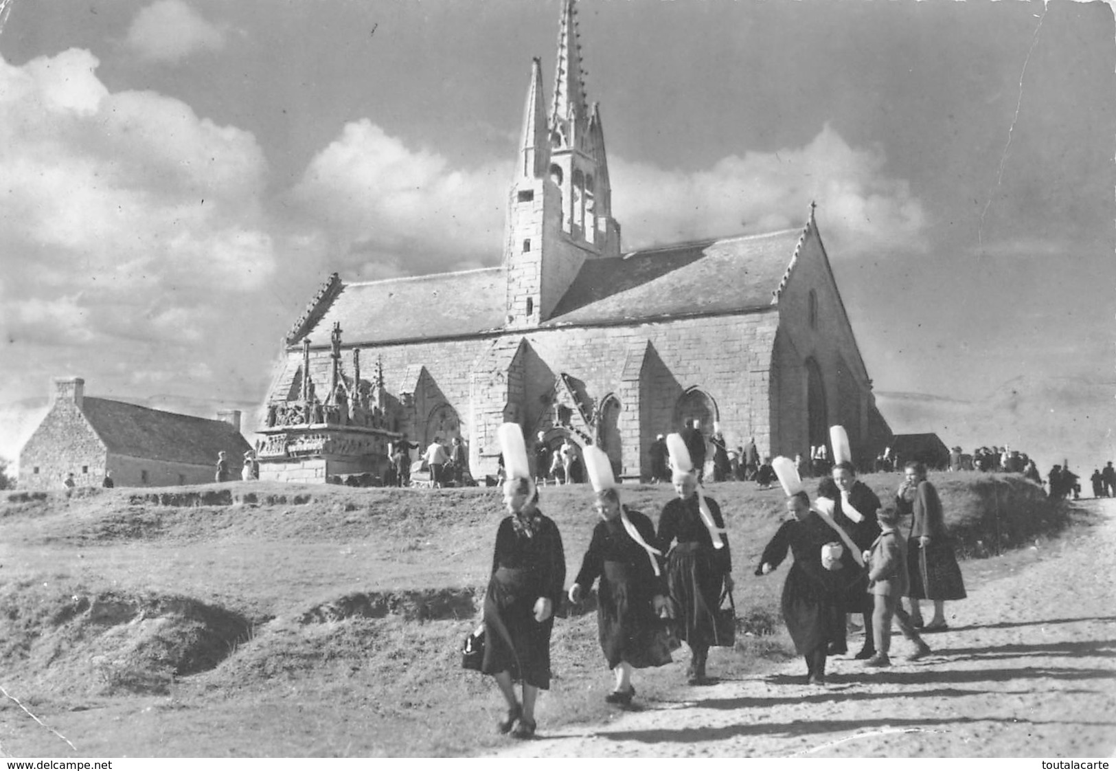 CPSM 29  EGLISE ET CALVAIRE DE TRONOEN  Grand Format  15 X 10,5 Cm - Saint-Jean-Trolimon