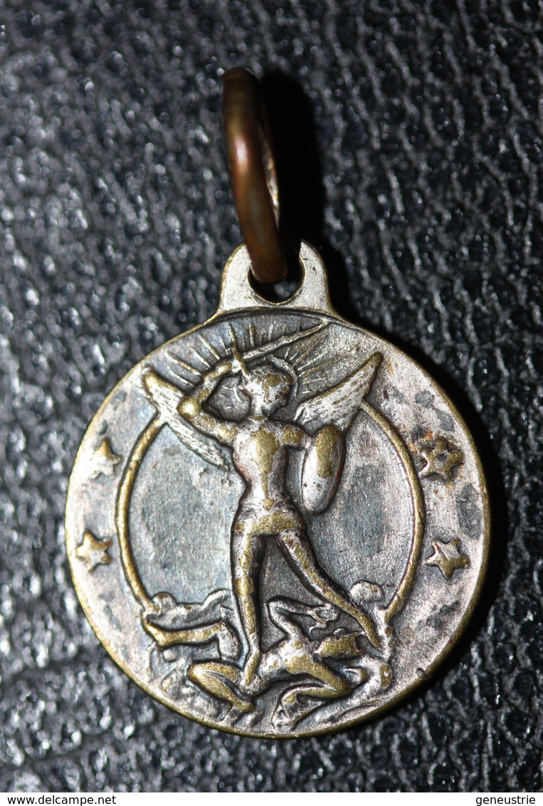 Pendentif Médaille Religieuse "St Michel Terrassant Le Démon" Religious Medal - Religion & Esotérisme