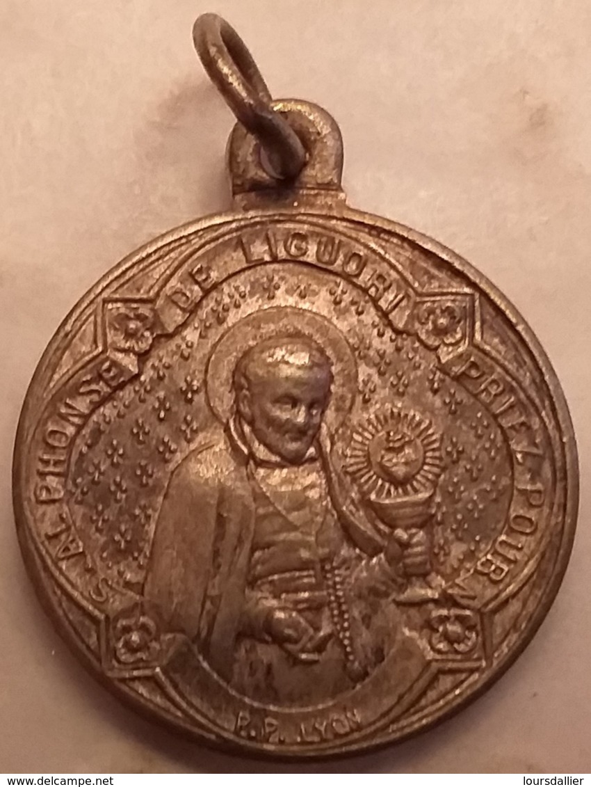 Médaille Couleur Argent  SAINT ALPHONSE DE LIGUORI P.P. LYON Verso Notre Dame Du Perp.  Secours Priez Pour Pendentif  7 - Religion & Esotérisme