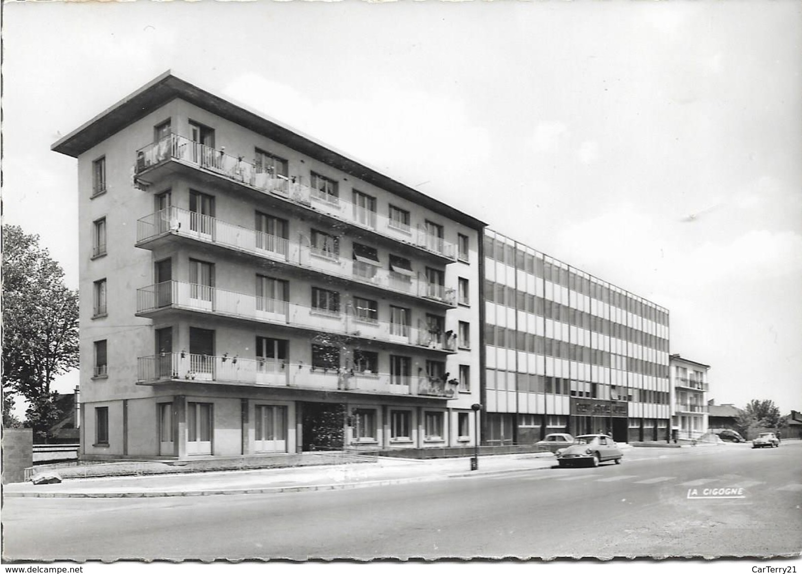 CPSM. LAON. CREDIT AGRICOLE. BOULEVARD BROSSOLETTE. VOITURES ANCIENNES (DS). - Laon