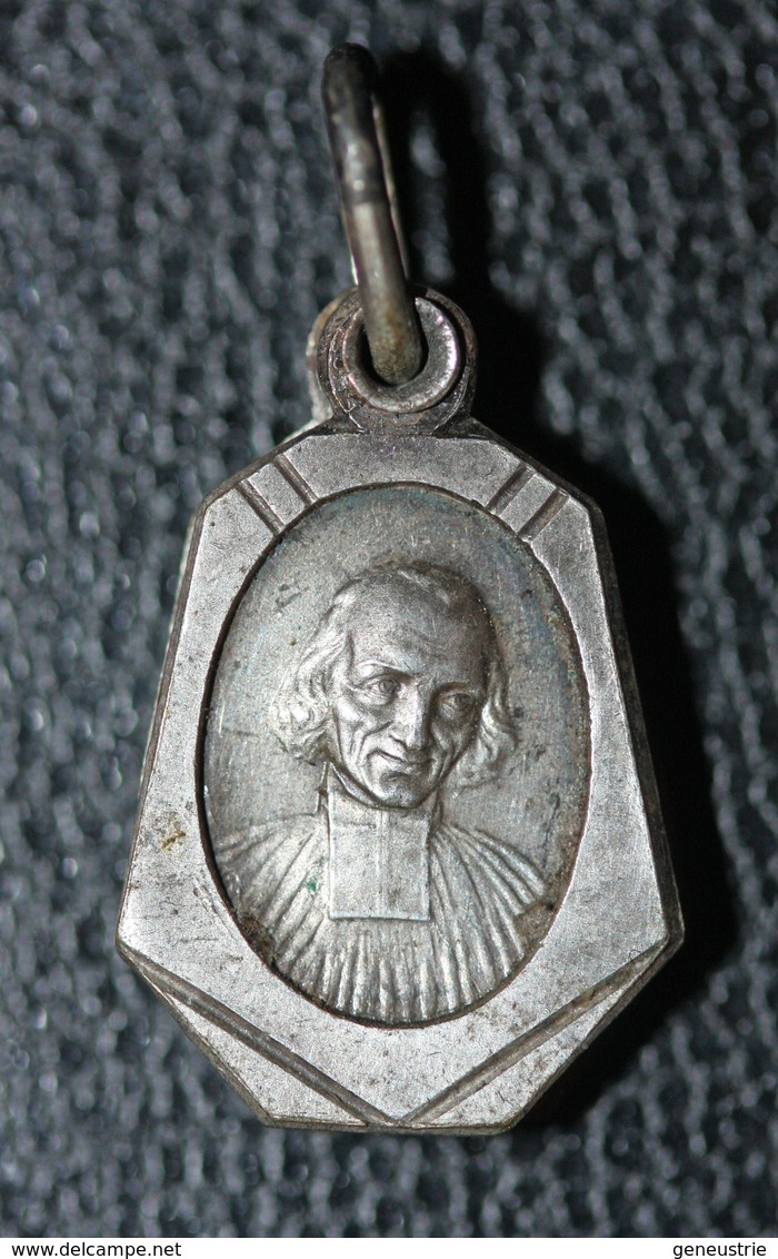 Pendentif Médaille Religieuse Reliquaire "Jean-Marie Vianney - Relique Du Curé D'Ars" Religious Medal - Religion & Esotérisme