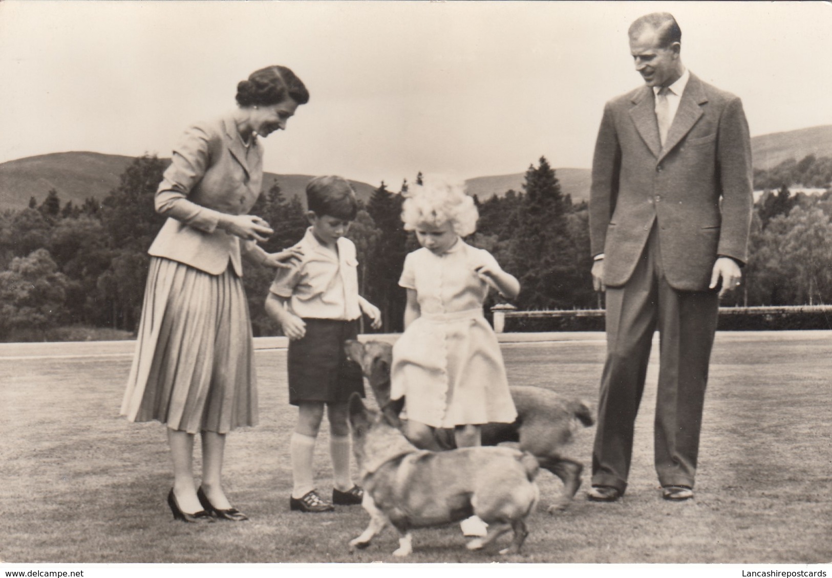 Postcard The Royal Family At Balmoral [ British ] HM The Queen Duke Of Edinburgh & Children RP My Ref  B24128 - Case Reali