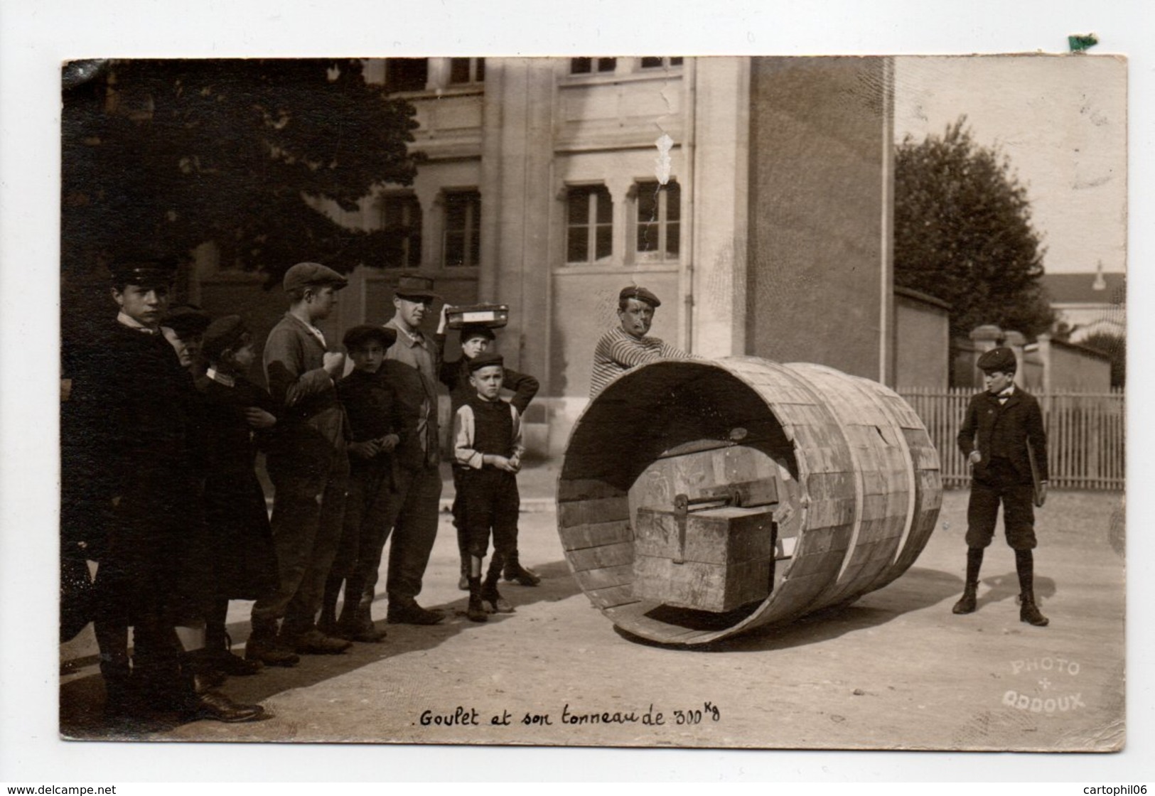 - CPA PHOTO 1910 - GOULET LE PORTEFAIX Et Son Tonneau De 300 Kg - - Autres & Non Classés