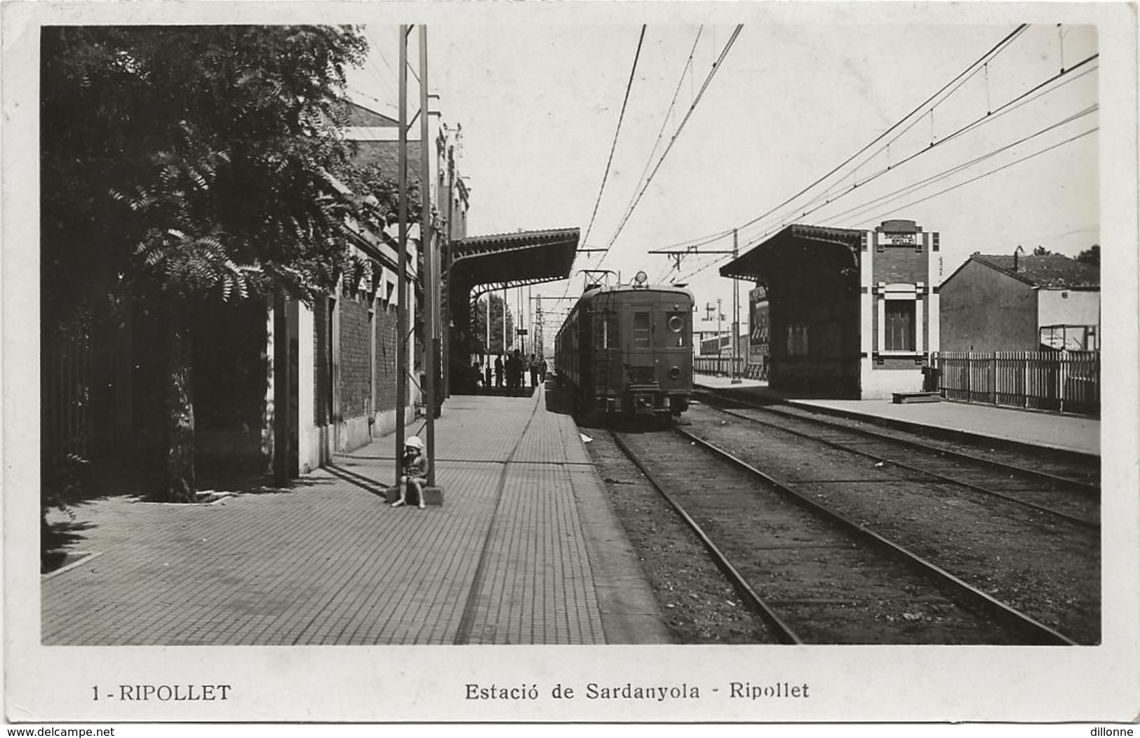 ESPAGNE    RIPOLLET    ESTACIO De SARDANYOLA    (Interieur De La Gare De Sardanyola Avec Train    Pres Barcelone) - Autres & Non Classés