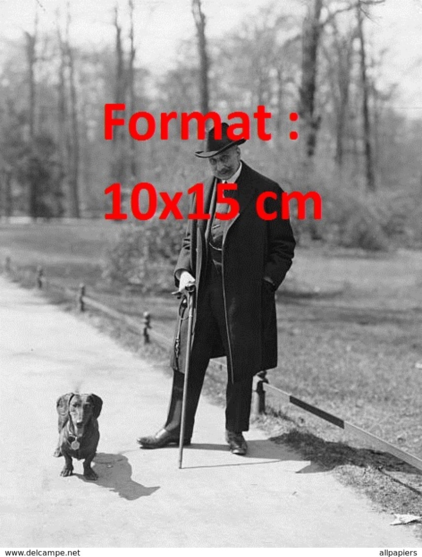 Reproduction D'une Photographie Ancienne D'un Monsieur âgé Dans Un Parc Avec Son Chien Teckel En 1929 - Autres & Non Classés