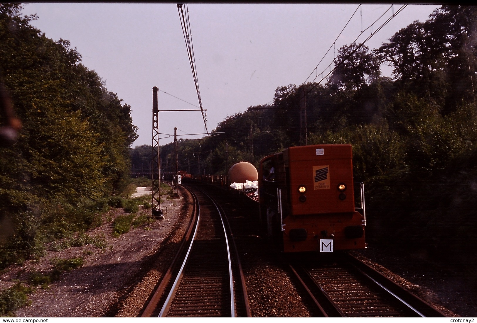 Photo Diapo Diapositive Wagon Dehé Cogifer En Tête D'un Train Travaux TTX M Vers Melun Le 30/07/1992 VOIR ZOOM - Diapositives