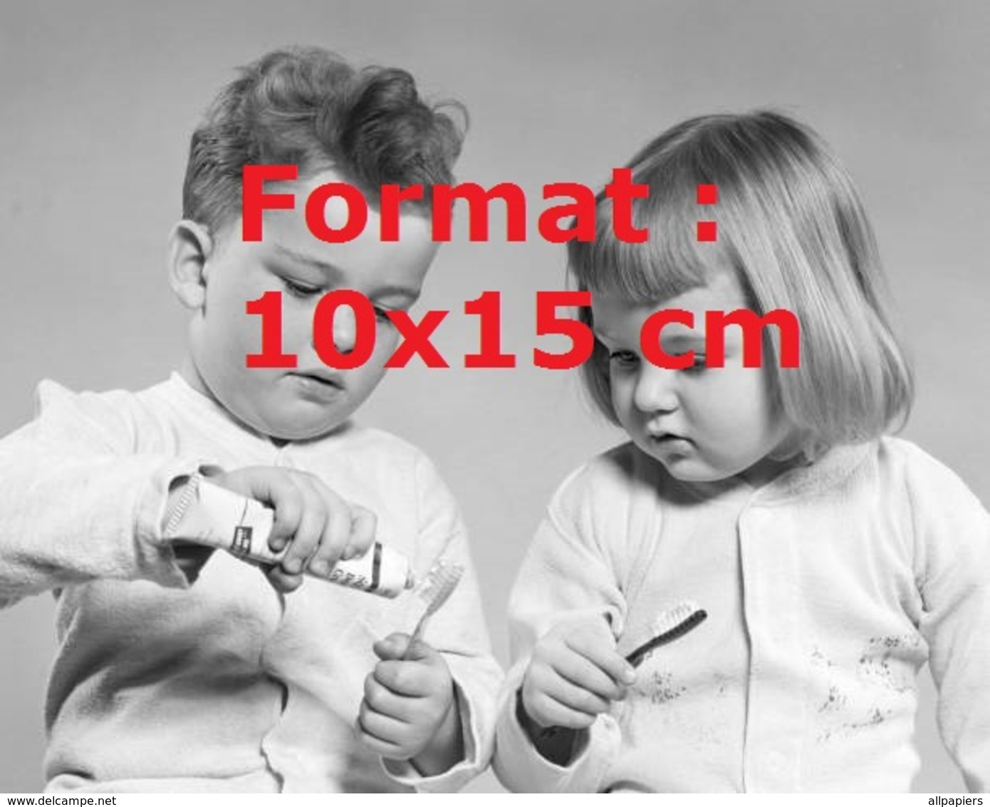 Reproduction Photographie Ancienne Du Portrait De Deux Jeunes Enfants Mettant Du Dentifrice Sur Leur Brosse En 1950 - Altri & Non Classificati