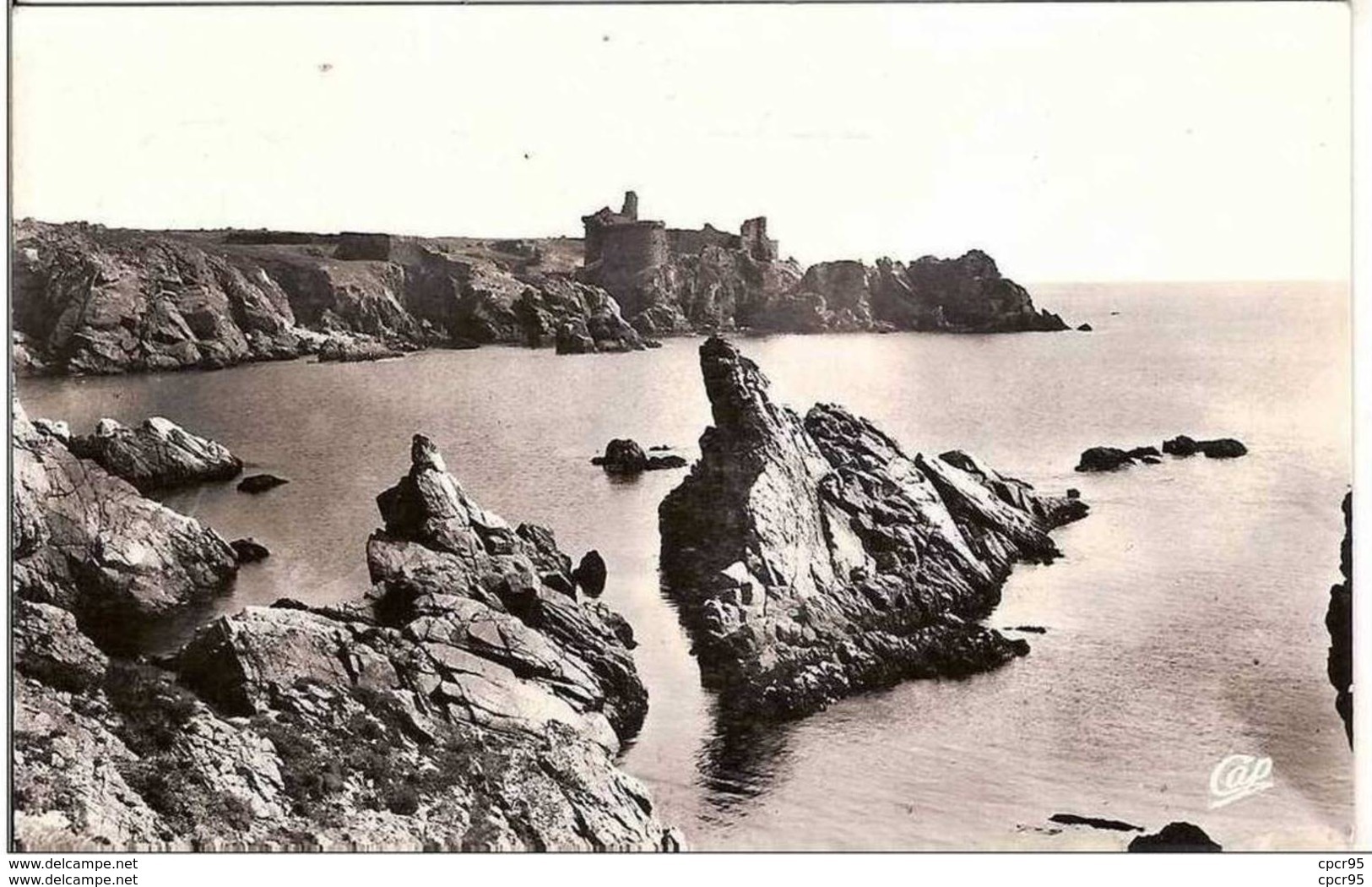 85.ILE D&amp;acute YEU.LA COTE SAUVAGE ET LE VIEUX CHATEAU.CPSM - Ile D'Yeu