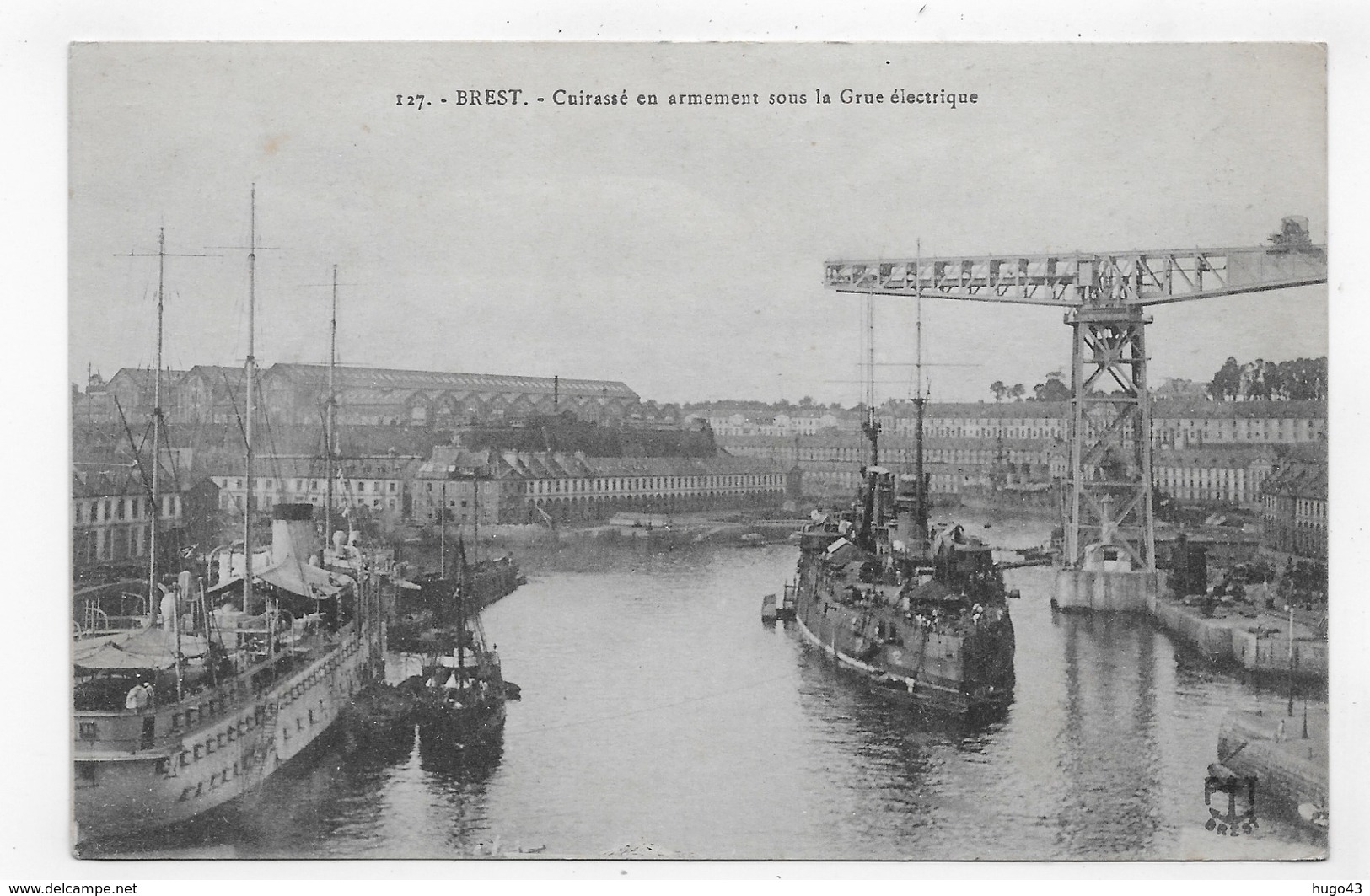 BREST EN 1918 - N° 127 - MARINE MILITAIRE - CUIRASSE EN ARMEMENT SOUS LA GRUE ELECTRIQUE - CPA VOYAGEE - Brest