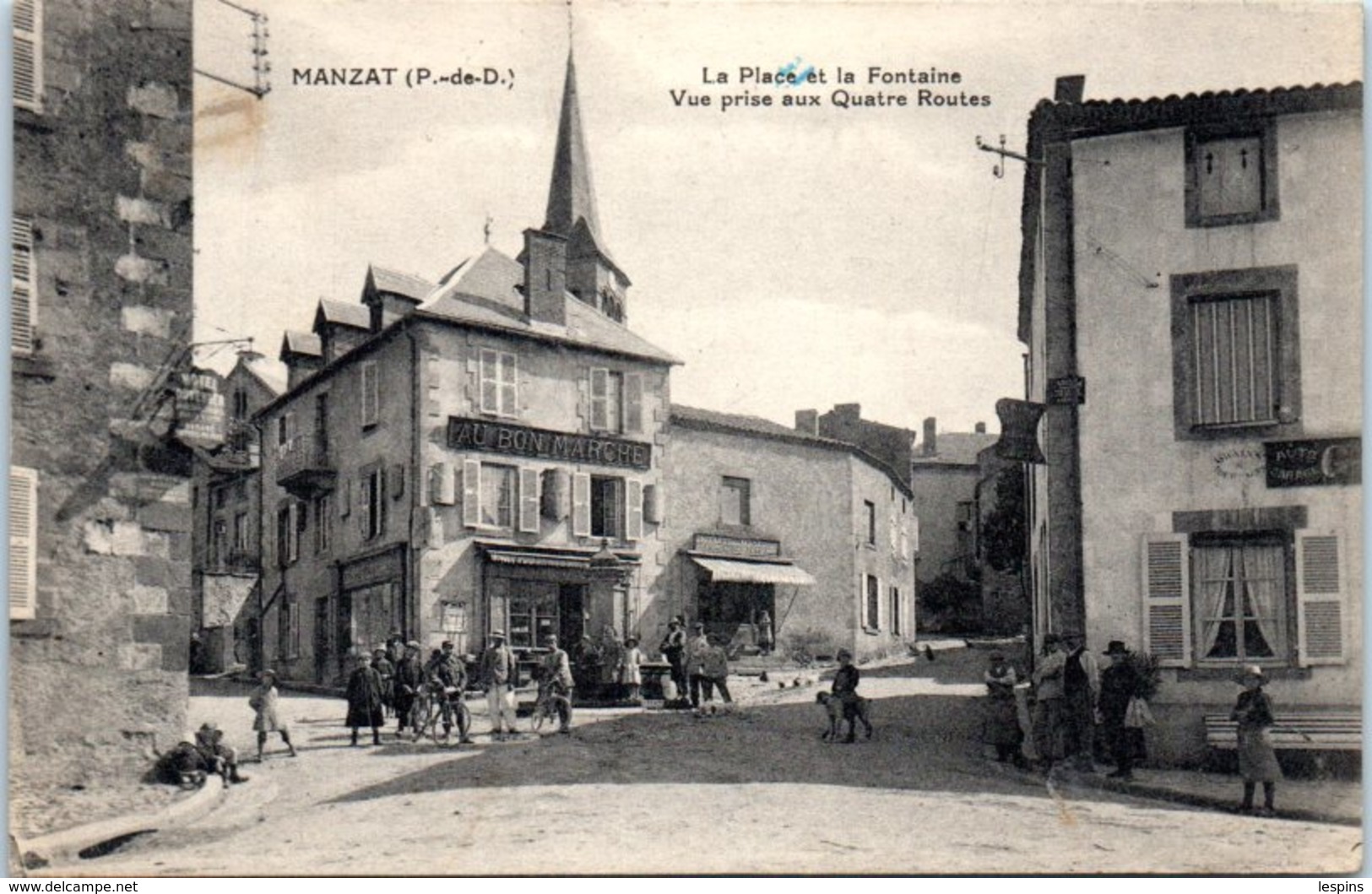 63 - MANZAT -- La Place Et La Fontaine Vue Prise Des Quatre Routes - Manzat