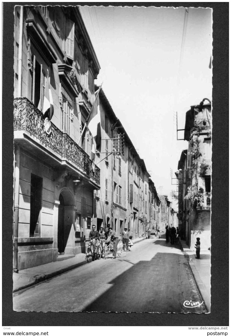 LA ROQUEBRUSSANNE - N°4- Rue De L'hotel De Ville -groupe De Cyclistes-années-- 50-édition Combier - La Roquebrussanne