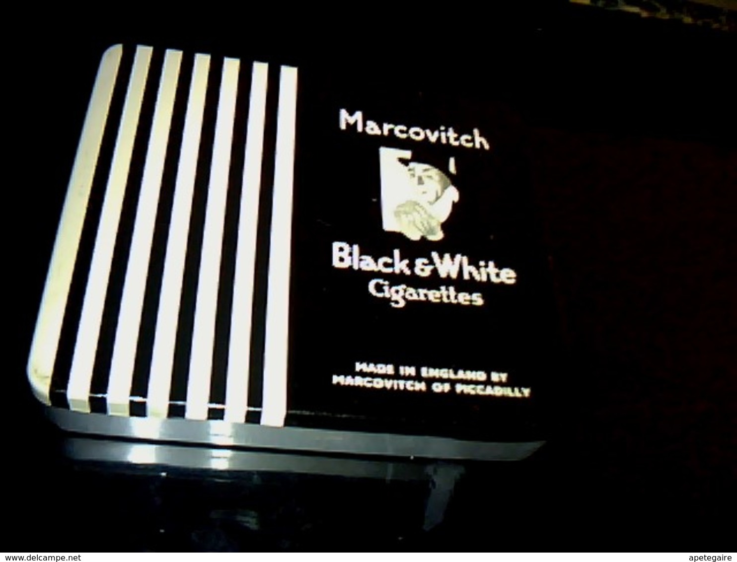 publicité paquet de cigarettes en carton  vide blak & white & une boîte  en métal Marcovitch** de la même marque