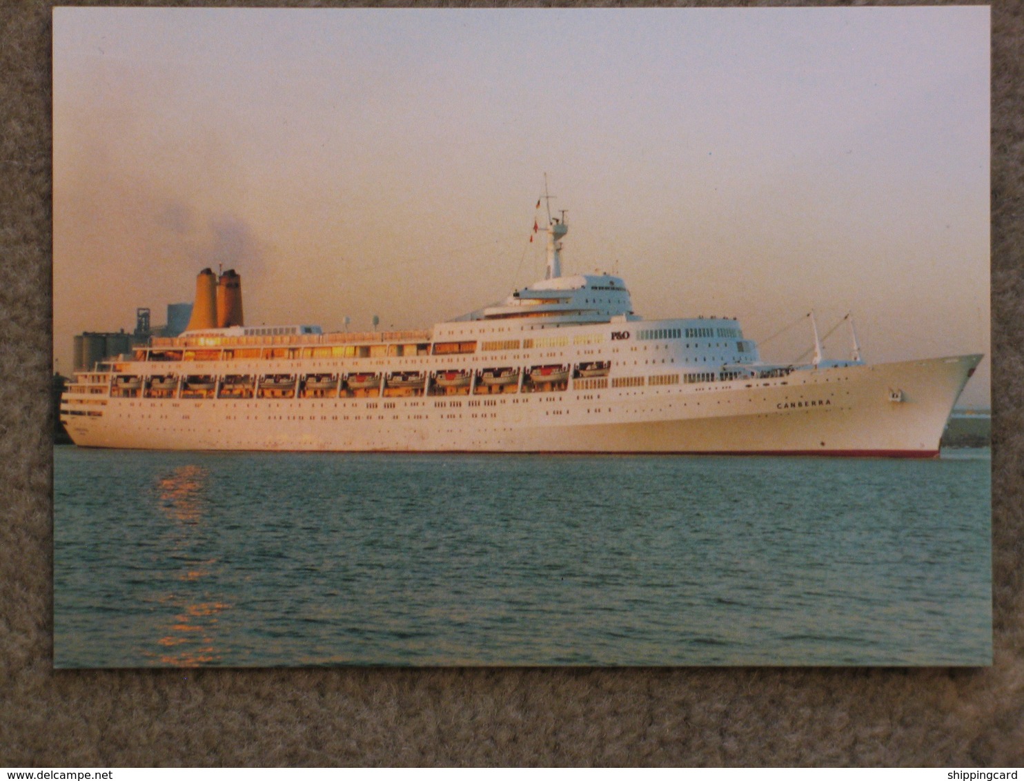 P+O LINE CANBERRA LEAVING PORT - Steamers