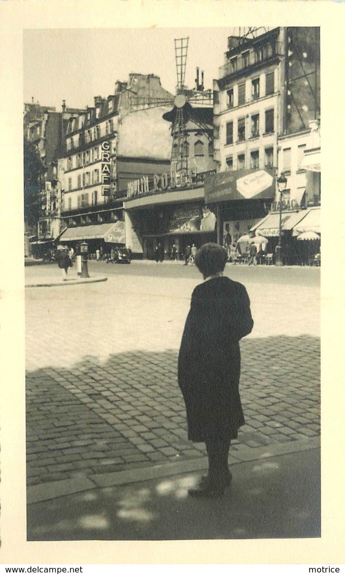 PARIS - Place Blanche , Cabaret Du Moulin Rouge, Photo En 1950, Format 13,5cm X8,5cm. - Distrito: 18