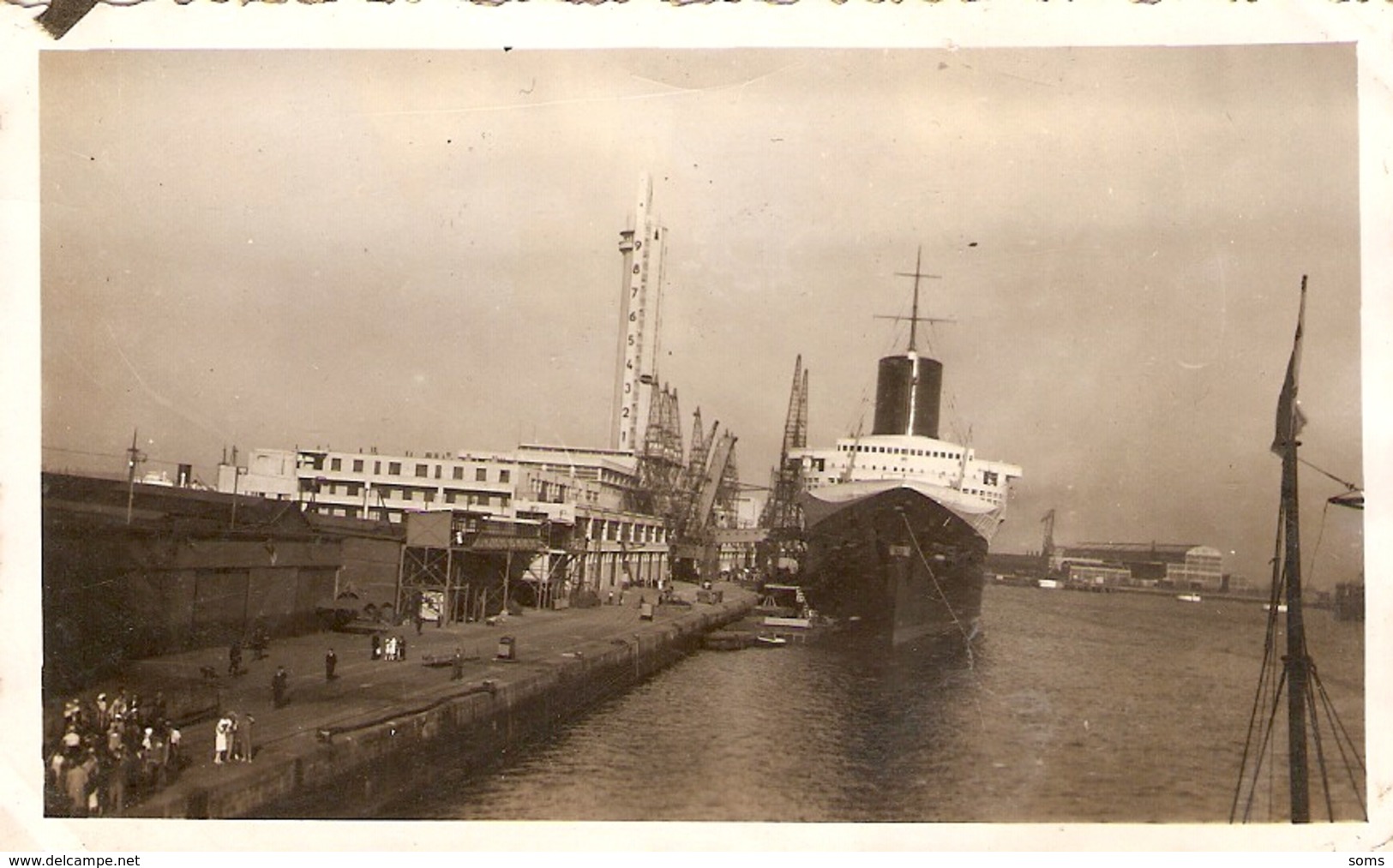 Photographie De Navire, Le Paquebot Normandie à Quai, Gare Maritime Du Hâvre, Photo Des Années 1930 - Bateaux