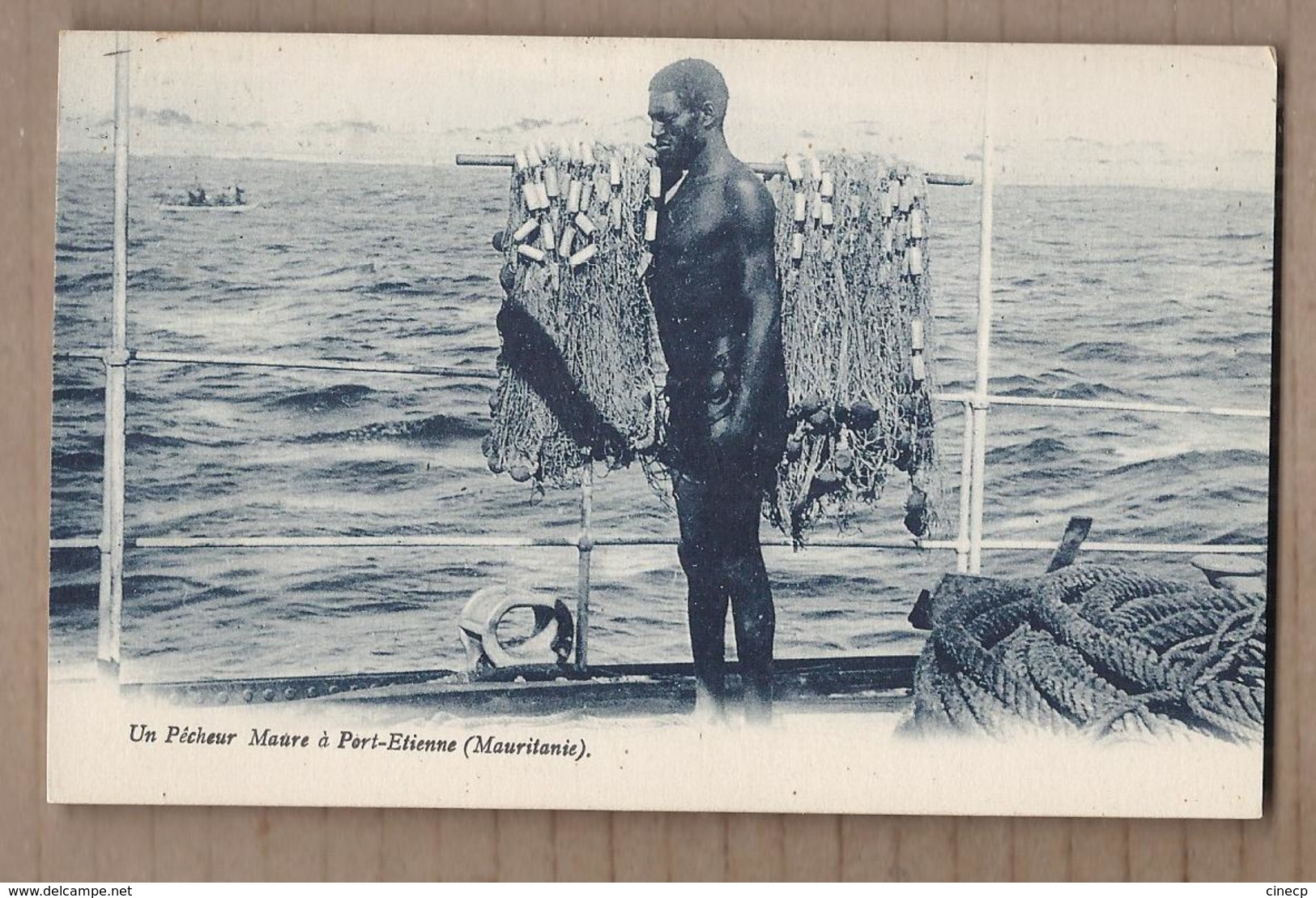 CPA MAURITANIE - PORT-ETIENNE Un Pêcheur Maure à Port-Etienne - TB PLAN PORTRAIT HOMME Portant Son Filet Métier Mer - Mauritania