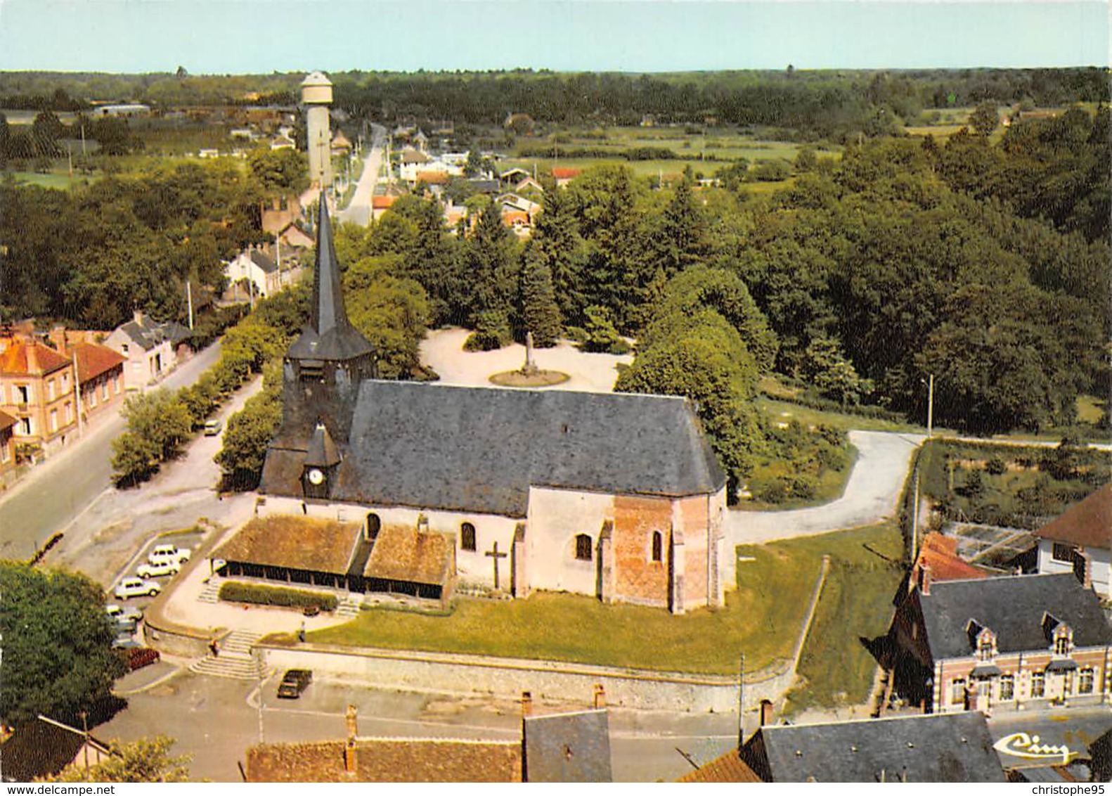 18 .n° 22084 . Brinon Sur Sauldre . L Eglise .vue Generale Aerienne . Cpsm.10.5 X 15cm . - Brinon-sur-Sauldre