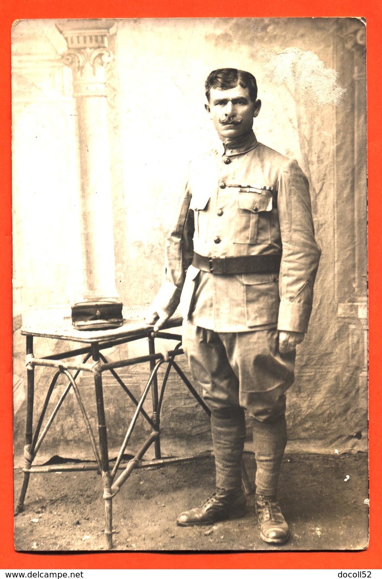 CPA Carte Photo D'un Militaire Officier Régiment à Identifier Chez Le Photographe - Regiments