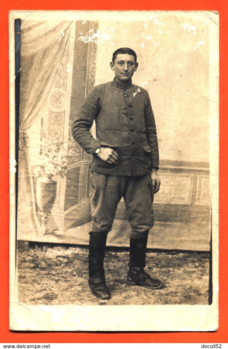 CPA Carte Photo D'un Militaire Du 9° Régiment Chez Le Photographe - Regiments