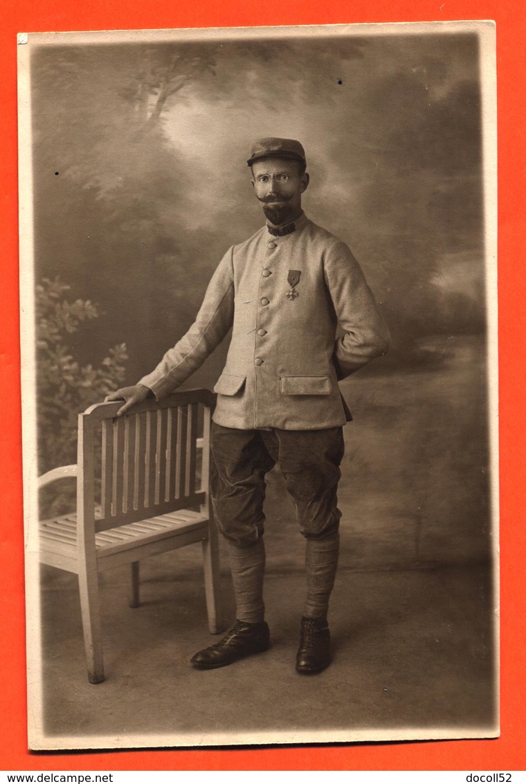 CPA Carte Photo D'un Militaire Médaillé Du 15° Régiment Chez Le Photographe Paris Photo - Regiments