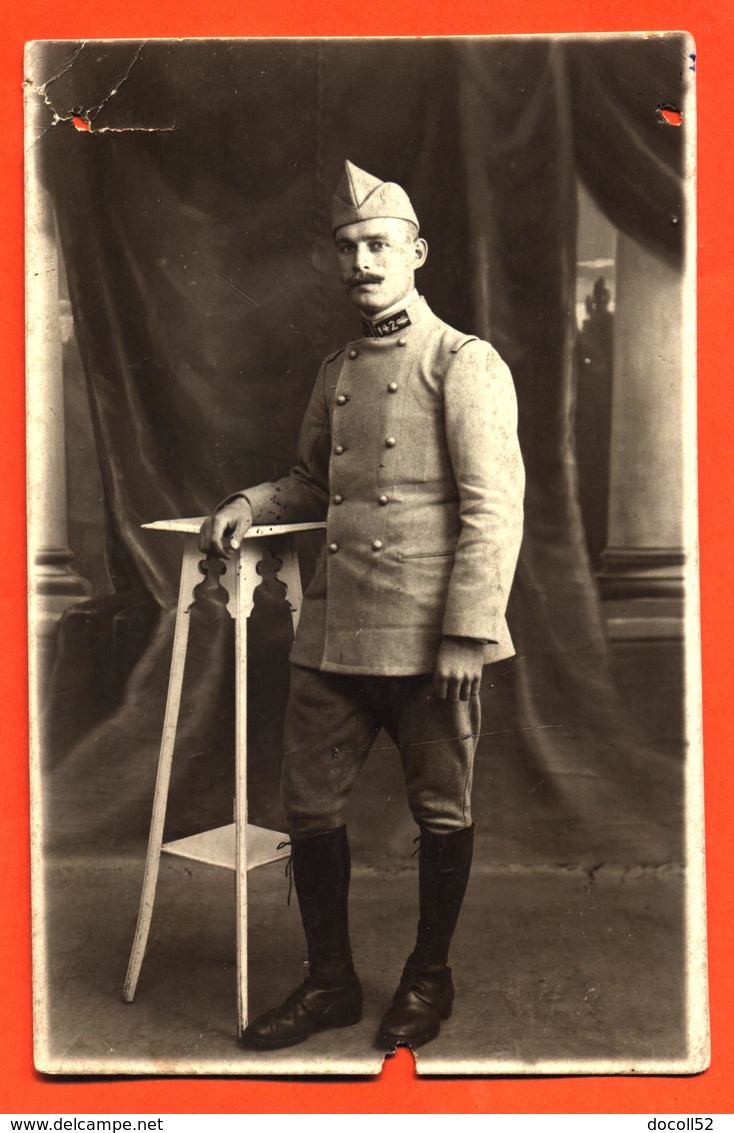 CPA Carte Photo D'un Militaire Du 142° Régiment Chez Le Photographe - Régiments