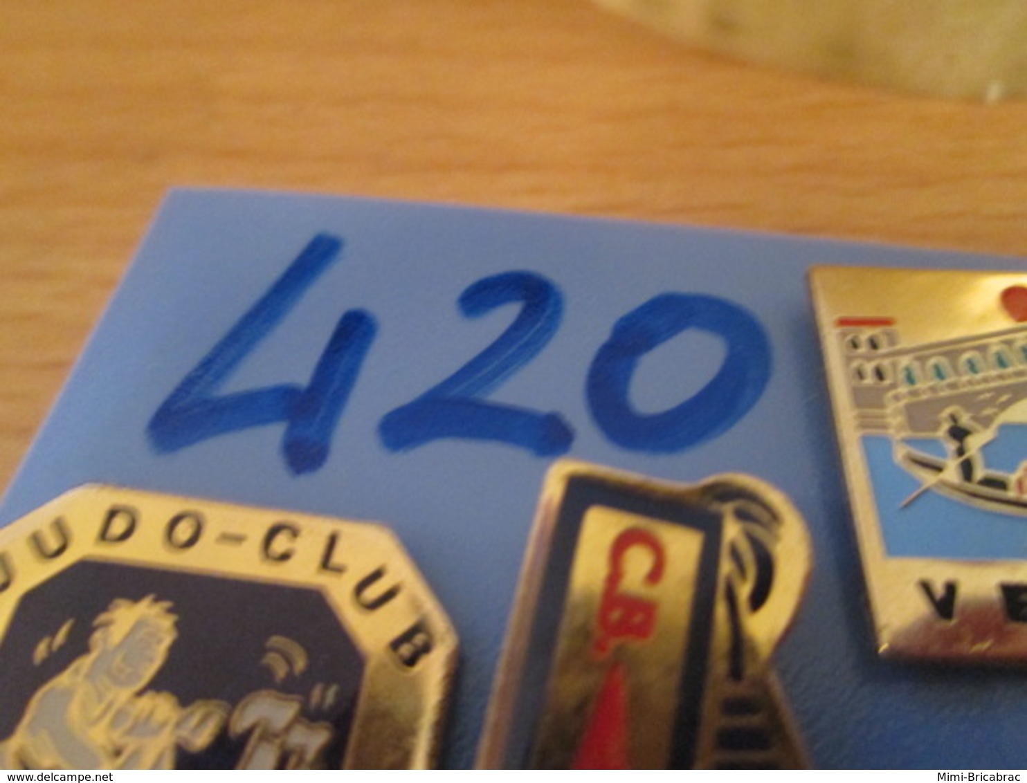 420 Pin's Pins / Beau Et Rare  / THEME AUTOMOBILES : FORMULE 1 STYLISEE SCANDECOR Par TOSCA - Andere & Zonder Classificatie