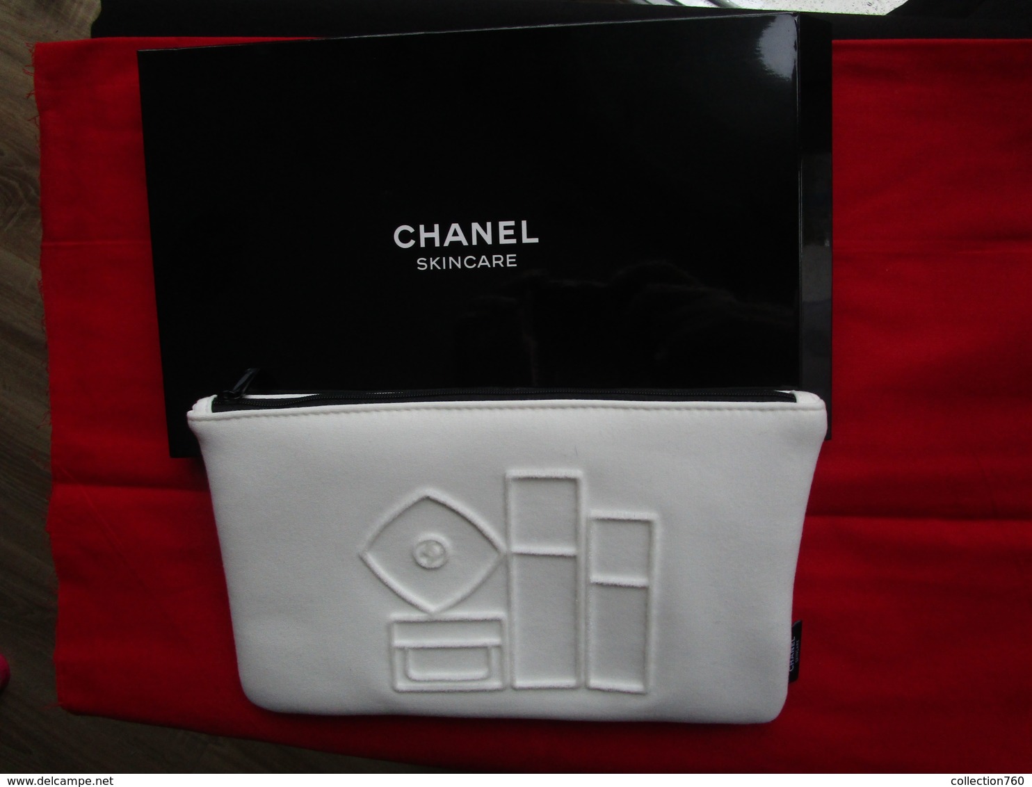 CHANEL - Trousse  / Pochette  Blanche  "Skincare" - 27 X 16 Cm - Toebehoren