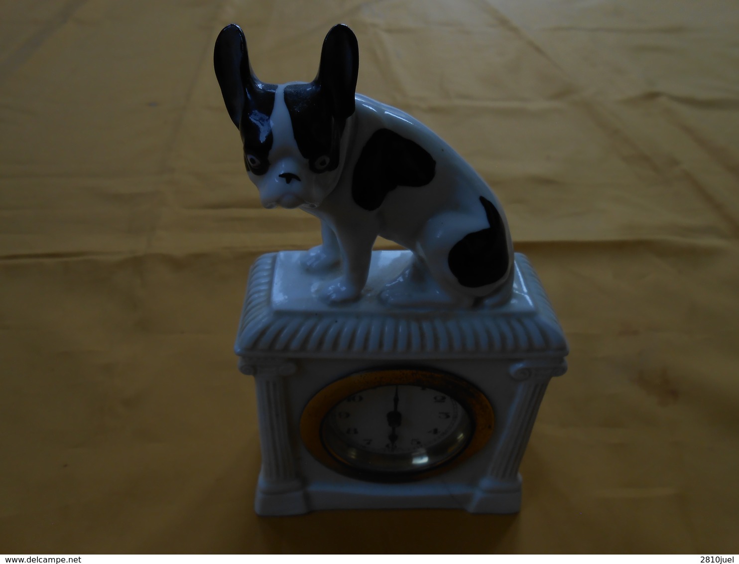 Pendule Ancienne Chien Bouledogue Céramique (?) - Alarm Clocks