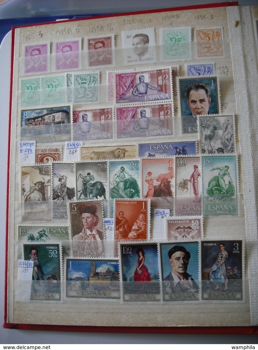 Belgique,Espagne,Danemark,Suéde,Turquie un classeur de timbres neufs,blocs,carnets.