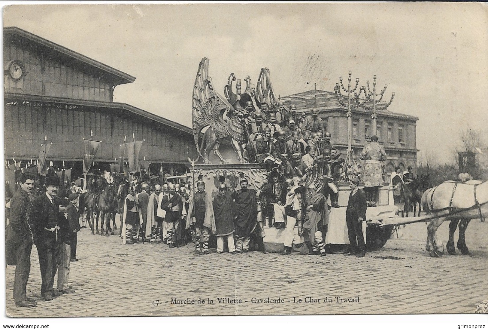 CPA PARIS XIX ème Arrondt    Abattoirs -Marché De La Villette -Cavalcade -Le Char Du Travail   N°47  état : Petits Plis - Arrondissement: 19