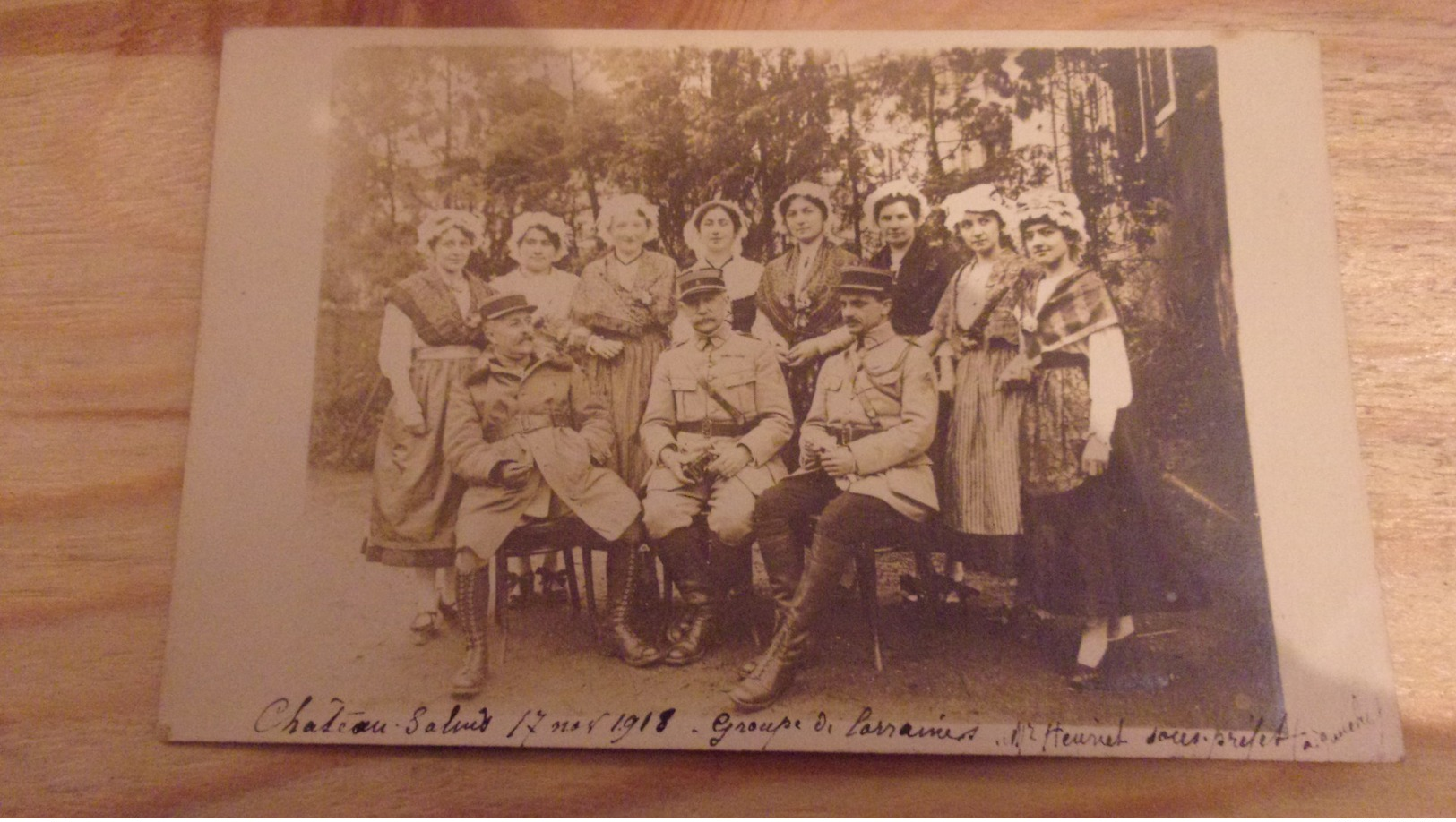 57 WWI RARE CARTE PHOTO  CHATEAU SALINS 17 NOV 1918 GOUPE DE LORRAINES HENRIOT LE SOUS PREFET A GAUCHE - Chateau Salins