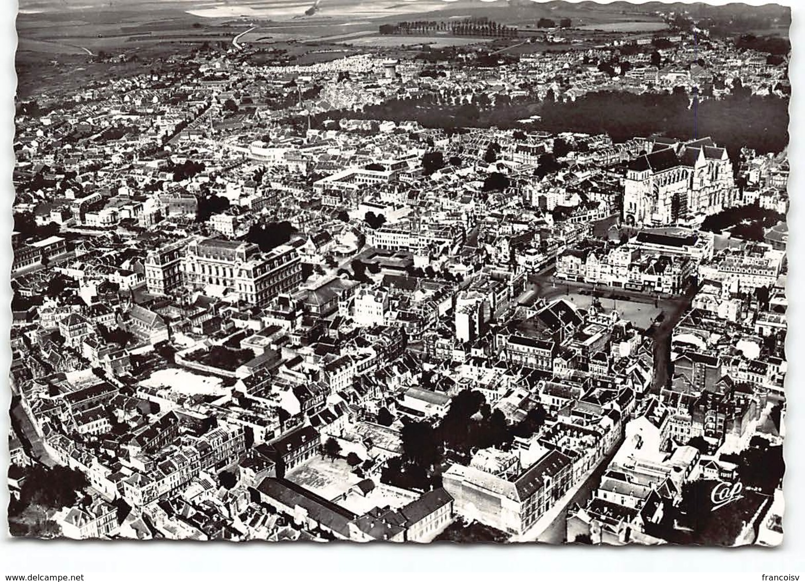 Saint-Quentin. La Place De L'Hotel De Ville, La Basilique, Le Palais De Justice. Vue Aerienne. Edit CAP - Saint Quentin