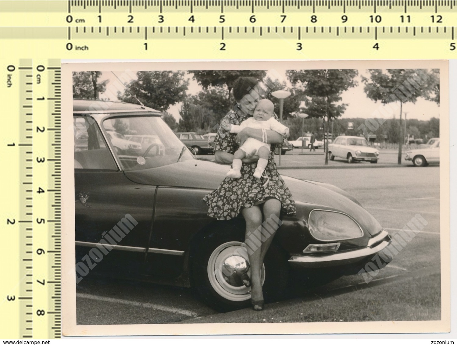 REAL PHOTO 1970's Woman Holding Baby Citroën DS Car Automobile, Voiture ORIGINAL VINTAGE SNAPSHOT PHOTOGRAPH - Automobili