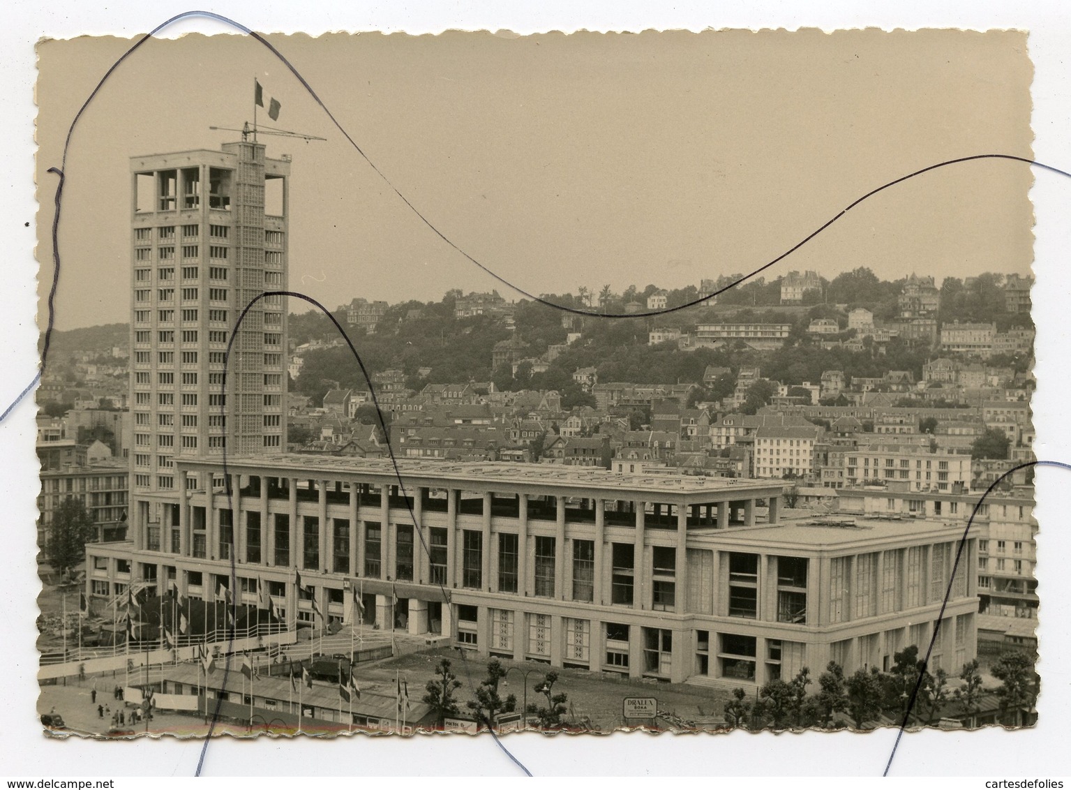 PHOTOGRAPHIE A IDENTIFIÉE. D76. Construction De L’hôtel De Ville Du HAVRE. Au Dos Inscription Usine DRALUX - Lieux