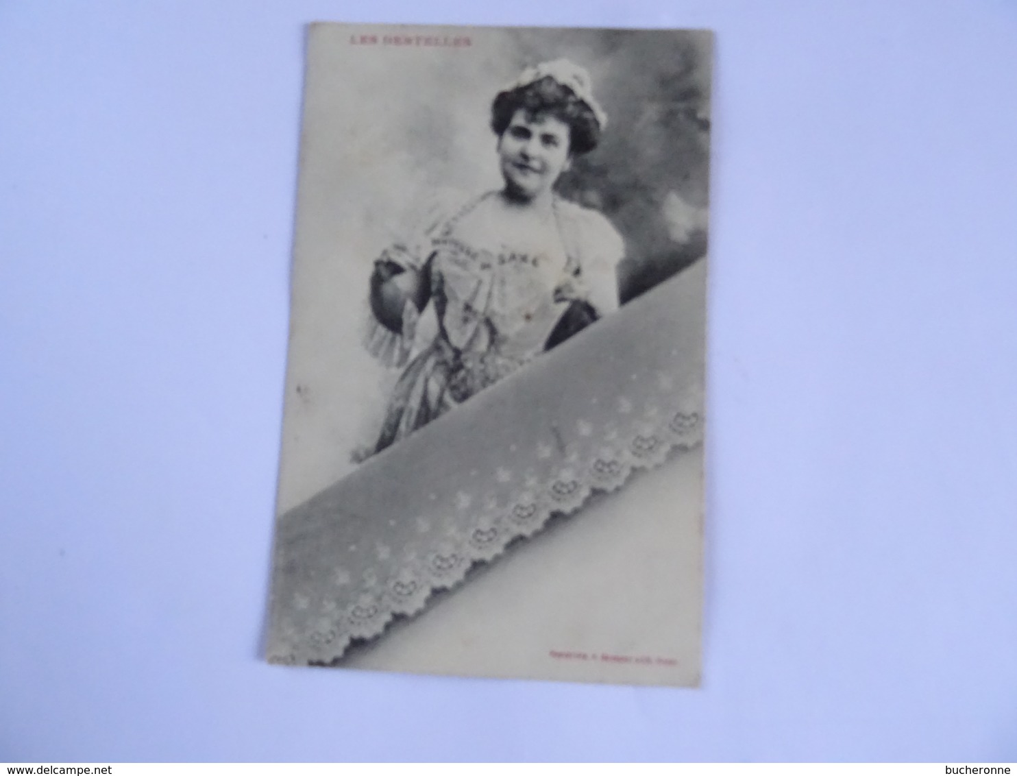 CPA  03 Les Dentelles . Edition Bergeret .Dentelle De Saxe. 1905 Publicité Au Dos Madame BOUCOT à VICHY   TBE - Femmes