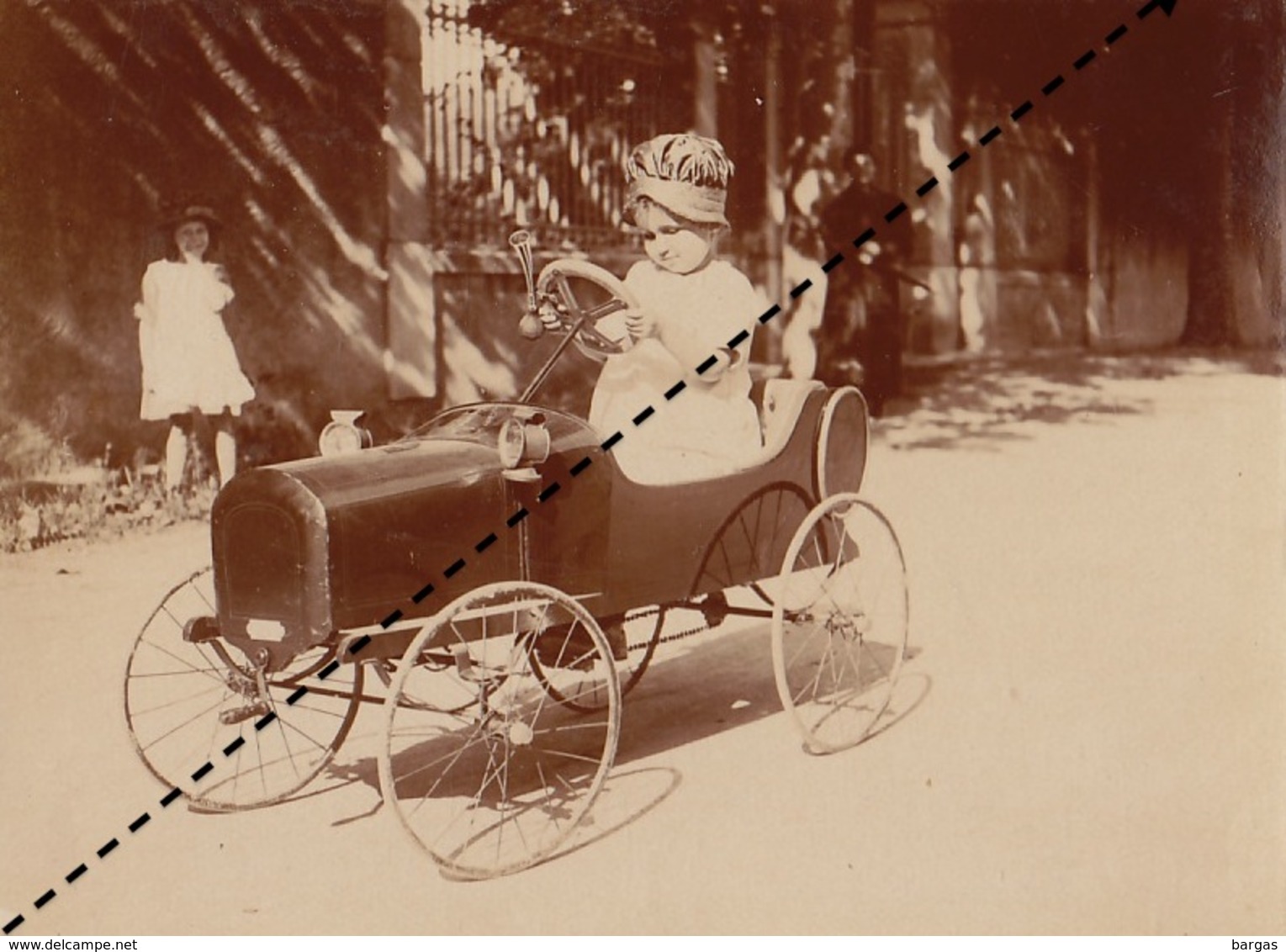 Photo Vers 1900 Jouet Voiture Auto Pour Enfant à Mauves Ardèche - Lieux