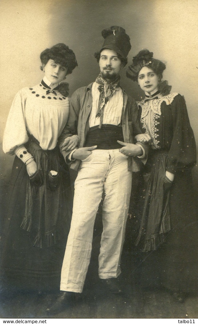 Lot De 2 Belles Cartes Photos Diférentes -  Un Homme Et Deux Femmes En Costume - Cavalcade?  Théatre? - Costumes