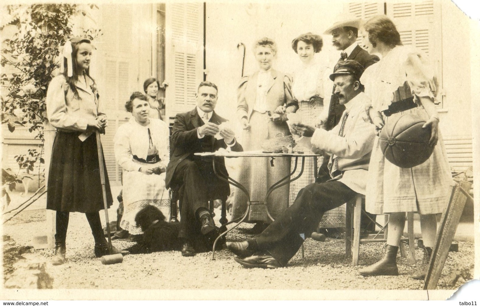 Carte Photo Les Hommes Jouent Aux Cartes , Les Femmes Regardent - Un Ballon ? Mais Pour Jouer à Quoi ?? - Santé