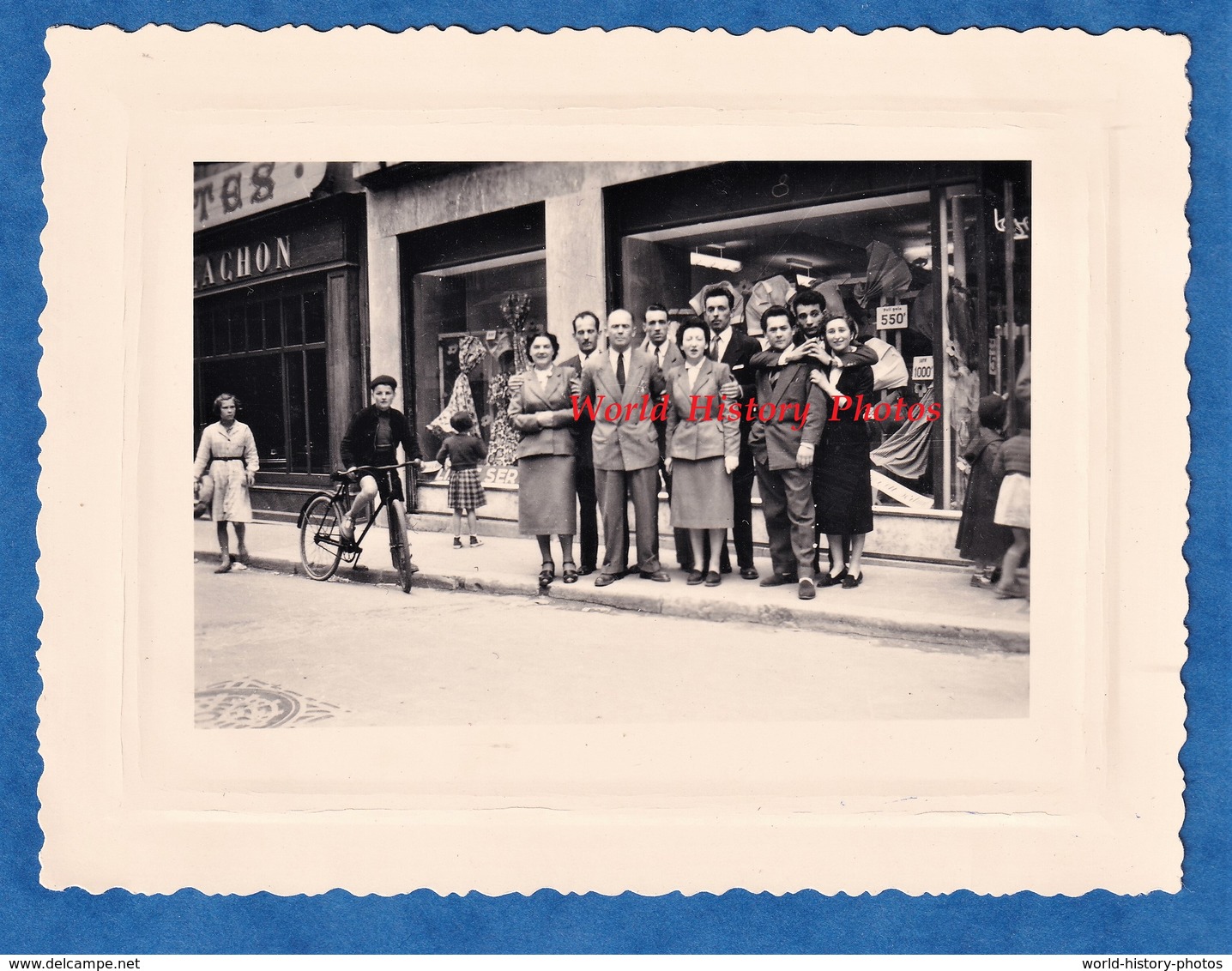 Photo Ancienne Snapshot - TOURNUS ( Yonne ) - Beau Portrait De Rue - Magasin Enfant Homme Femme - 7 Mai 1953 - Lieux