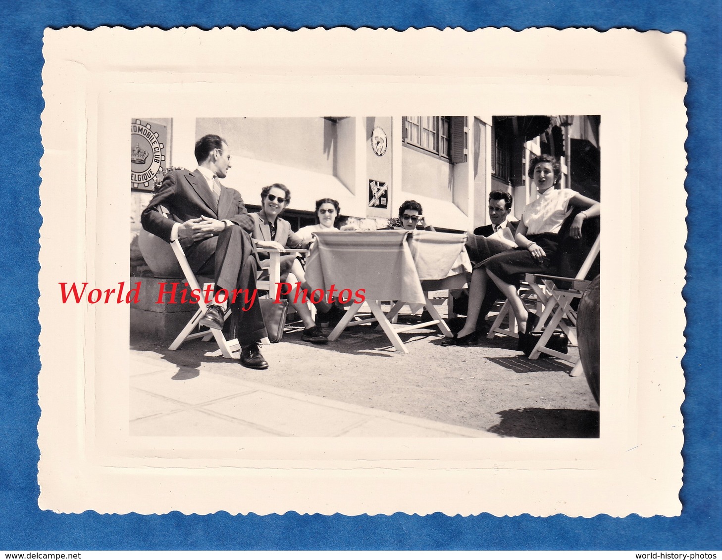 Photo Ancienne Snapshot - TOURNUS ( Yonne )- Portrait D' Homme Femme à Un Hôtel ? Restaurant ?- 1953 - Mode Robe Costume - Lieux