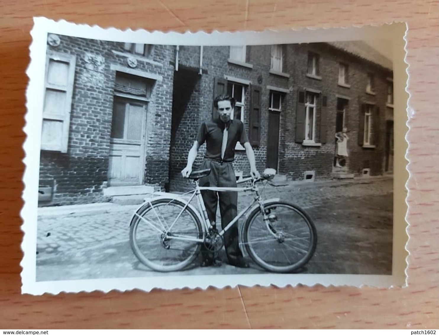 QUAREGNON 11/05/1947 JEUNE HOMME AVEC SON VELO DANS UNE RUE DE QUAREGNON  PHOTO 9CM/6CM - Quaregnon