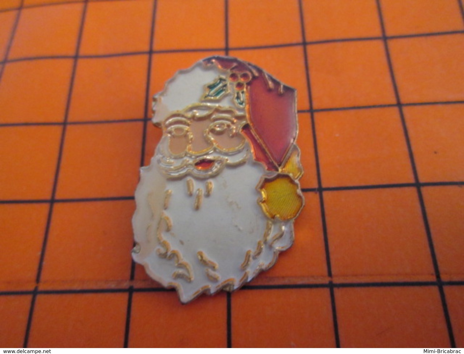 520 Pin's Pins / Beau Et Rare  / THEME NOEL : TETE De PERE NOEL - Navidad