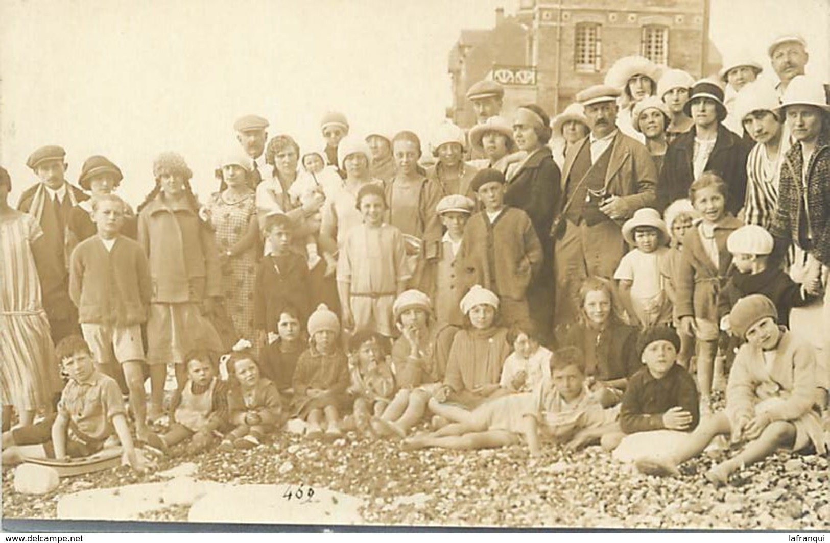 Ref Y581- Carte Photo Non Située A Identifier - Belle Animation -groupe Posant  Sur Une Plage De Galets - - A Identifier